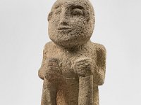 Ame Ste 4  Ame Ste 4, Mexiko, Golfküste, Bundesstaat Veracruz, Totonaken, Azteken,Postklassische Periode, ca. 1250-1521 n. Chr., Figur eines sitzenden Mannes, Stein, H 45 cm, Sockel 19 x 16 x 17 cm : Museumsfoto: Claus Cordes, Bestandskatalog Ethnologie